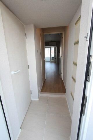 玄関　写真は同タイプ住居です。