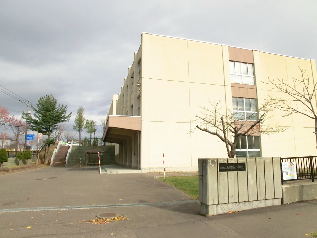 小学校　札幌市立西岡南小学校（小学校）まで364m