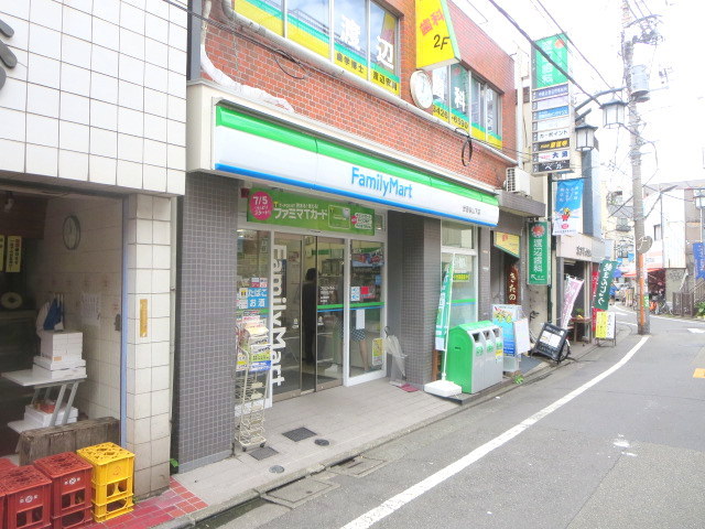 コンビニ　ファミリーマート（コンビニ）まで735m
