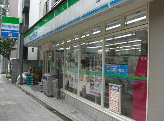 コンビニ　ファミリーマート釣鐘町店（コンビニ）まで390m