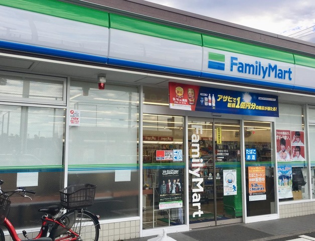 コンビニ　ファミリーマート目黒青葉台三丁目店（コンビニ）まで71m