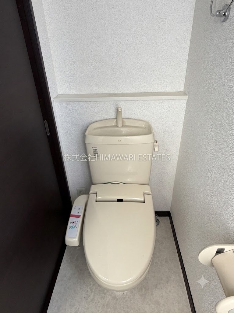トイレ　温水ウォシュレット完備です。トイレにも窓があり清潔な雰囲気。