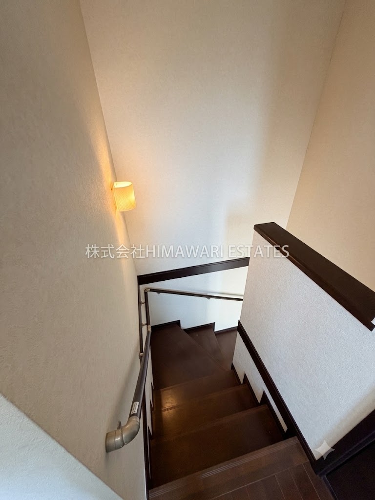 その他設備　階段の色もお部屋のフローリングと統一されています。