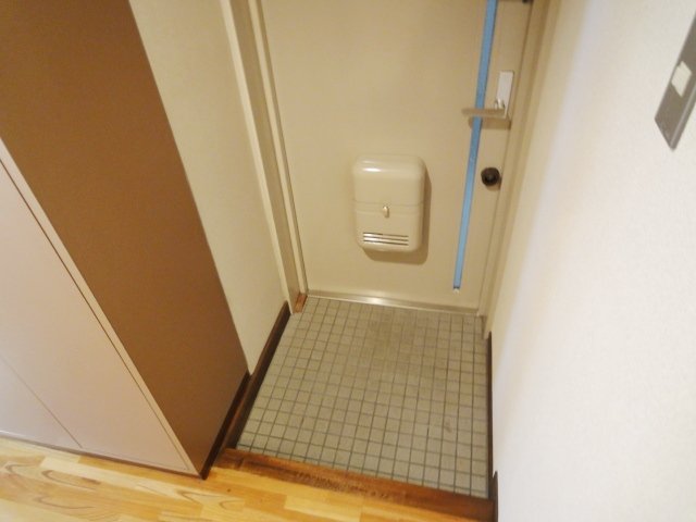 玄関　同物件別号室のものです。