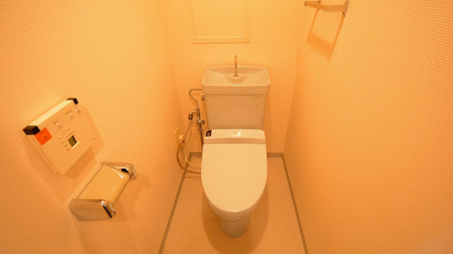 トイレ　温水洗浄便座付きのトイレです♪