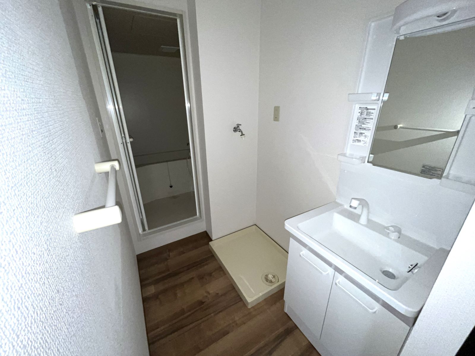 洗面設備　※同建物の別のお部屋の写真です。