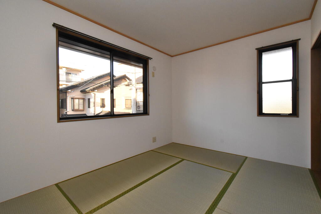 収納　※同建物の別のお部屋の写真です。