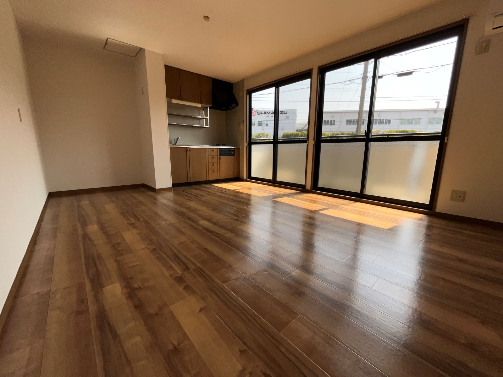 居室・リビング　※同建物の別のお部屋の写真です。