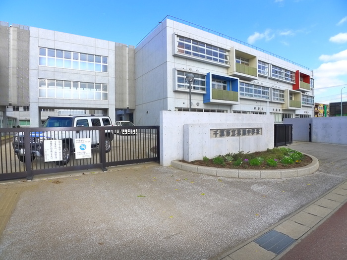 中学校　花園中学校（中学校）まで743m