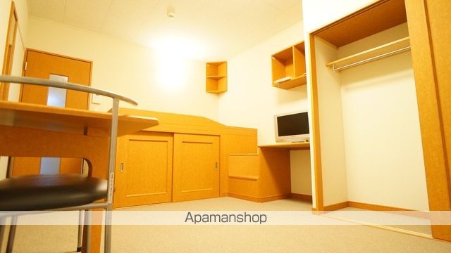 レオパレス華の居間写真