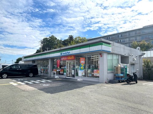 コンビニ　ファミリーマート 王寺本町一丁目店（コンビニ）まで1128m