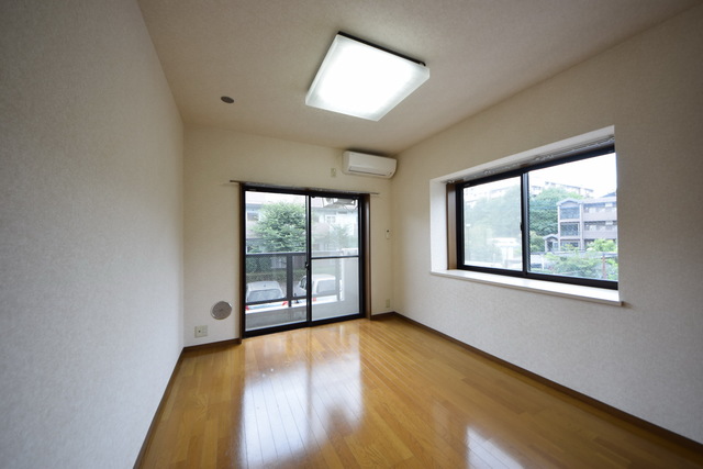 居室・リビング　☆２面採光で明るいお部屋です☆