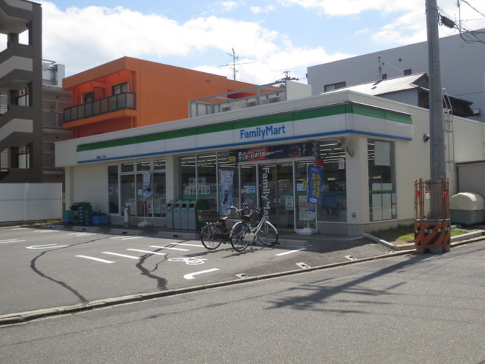 コンビニ　ファミリーマート（コンビニ）まで153m