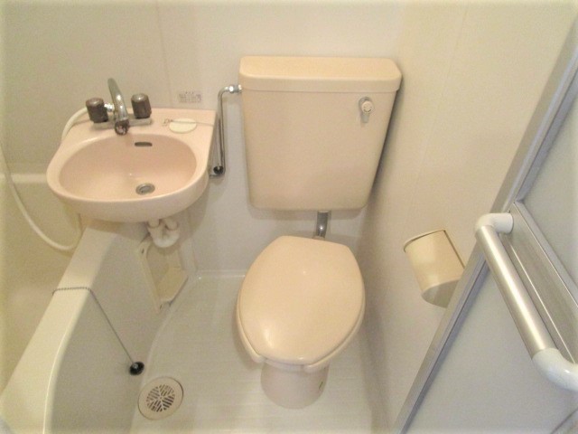 トイレ　別号室の参考写真になります。