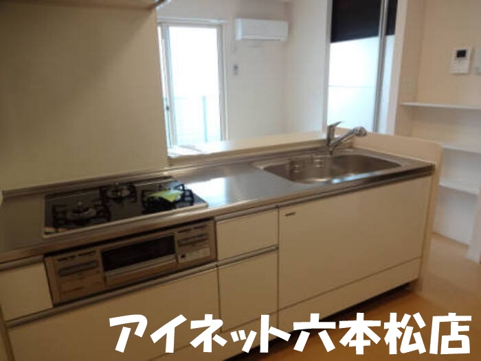 キッチン　グリル付きでお魚も焼けちゃいます。
