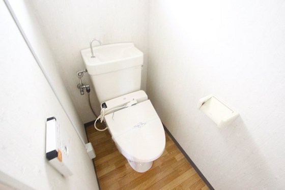 トイレ　別号室の写真となります。