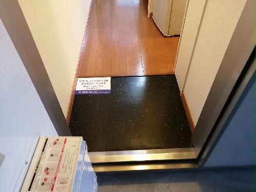 玄関　右側にシューズボックスがります。