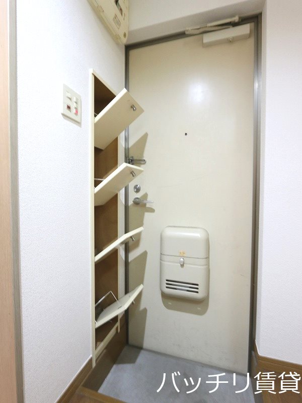 玄関　別号室タイプの為、現状を優先致します。
