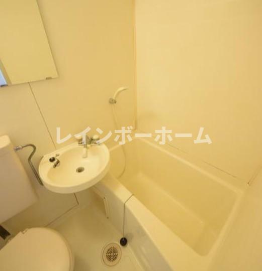 バス・シャワールーム　コンパクトで使いやすいお風呂です