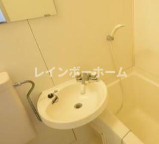 洗面設備　明るい洗面所です