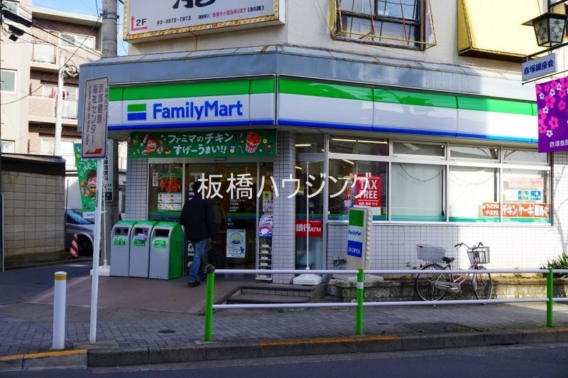 コンビニ　ファミリーマート下赤塚店（コンビニ）まで52m