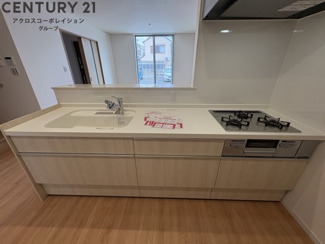 キッチン　システムキッチンで、ガスコンロ３口あって、お料理しやすい！