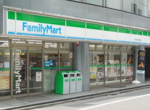 コンビニ　ファミリーマート 小伝馬町鞍掛橋店（コンビニ）まで201m