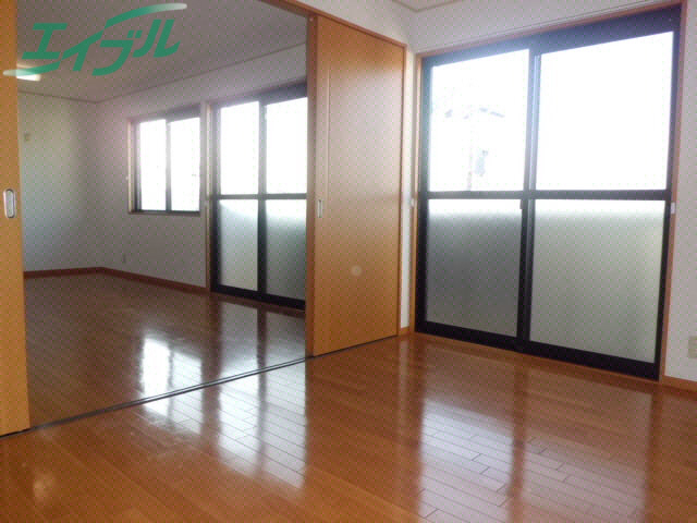 居室・リビング　同物件別部屋写真