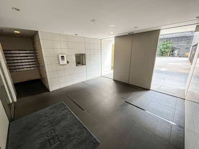 エントランス　落ち着いたエントランスです