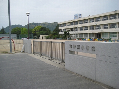 小学校　加東市立滝野東小学校（小学校）まで1422m