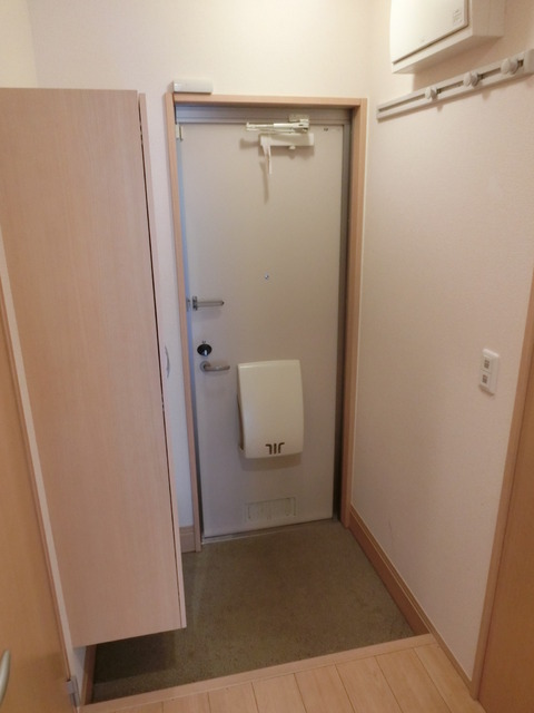 玄関　お仕事に行くお父さんは玄関までお見送り。