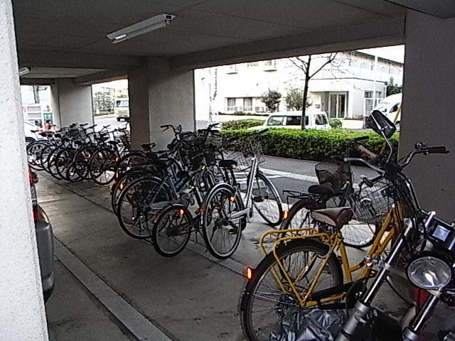 その他共有部分　雨の日でも安心して止められる屋根付の駐輪場です☆
