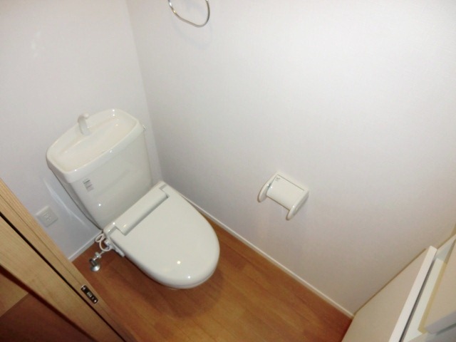 トイレ　温水洗浄便座付きのトイレです♪