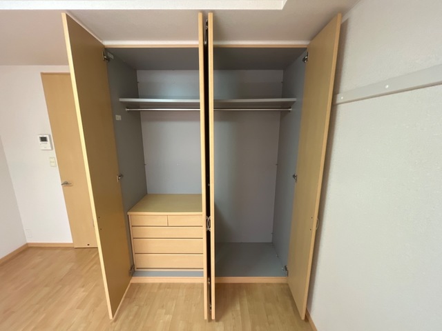 収納　※同建物の別のお部屋の写真です。