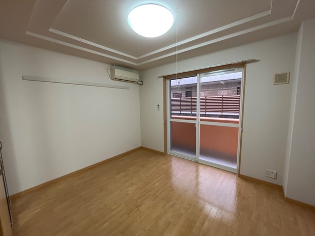 居室・リビング　※同建物の別のお部屋の写真です。