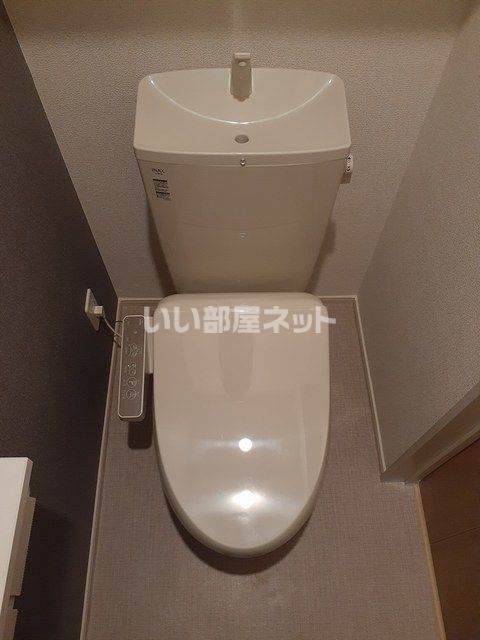ＪＲ東海道本線 静岡駅 バス乗車時間：19分 最寄りバス停で下車 徒歩3分 2階建 築3年のトイレ写真