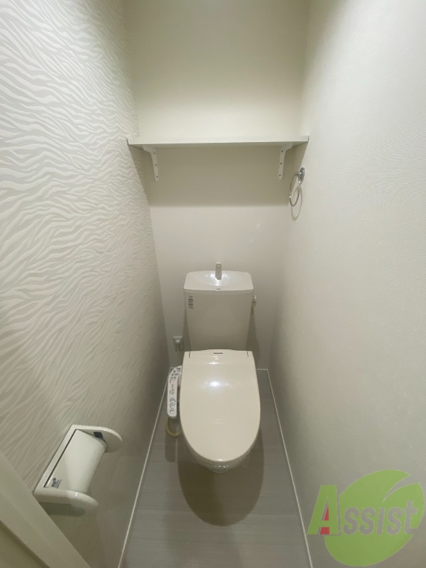 トイレ　トイレは温水洗浄便座付きで上部には収納スペースも！