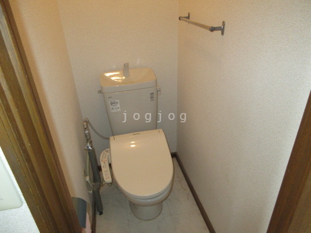 トイレ　嬉しい温水洗浄便座付きのトイレです。