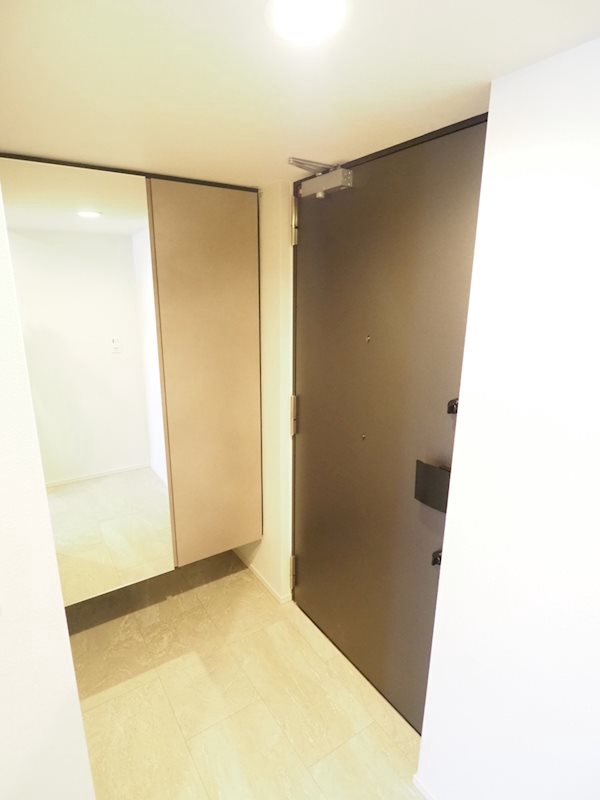 クロスレジデンス日本橋本町の玄関写真