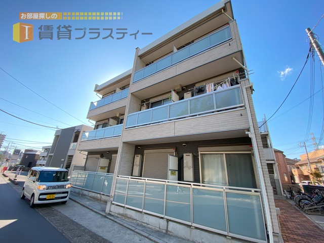 建物外観　船橋駅までまっすぐ一本道。帰り道に何でも揃います
