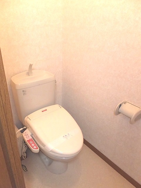 トイレ　温水洗浄便座付き。