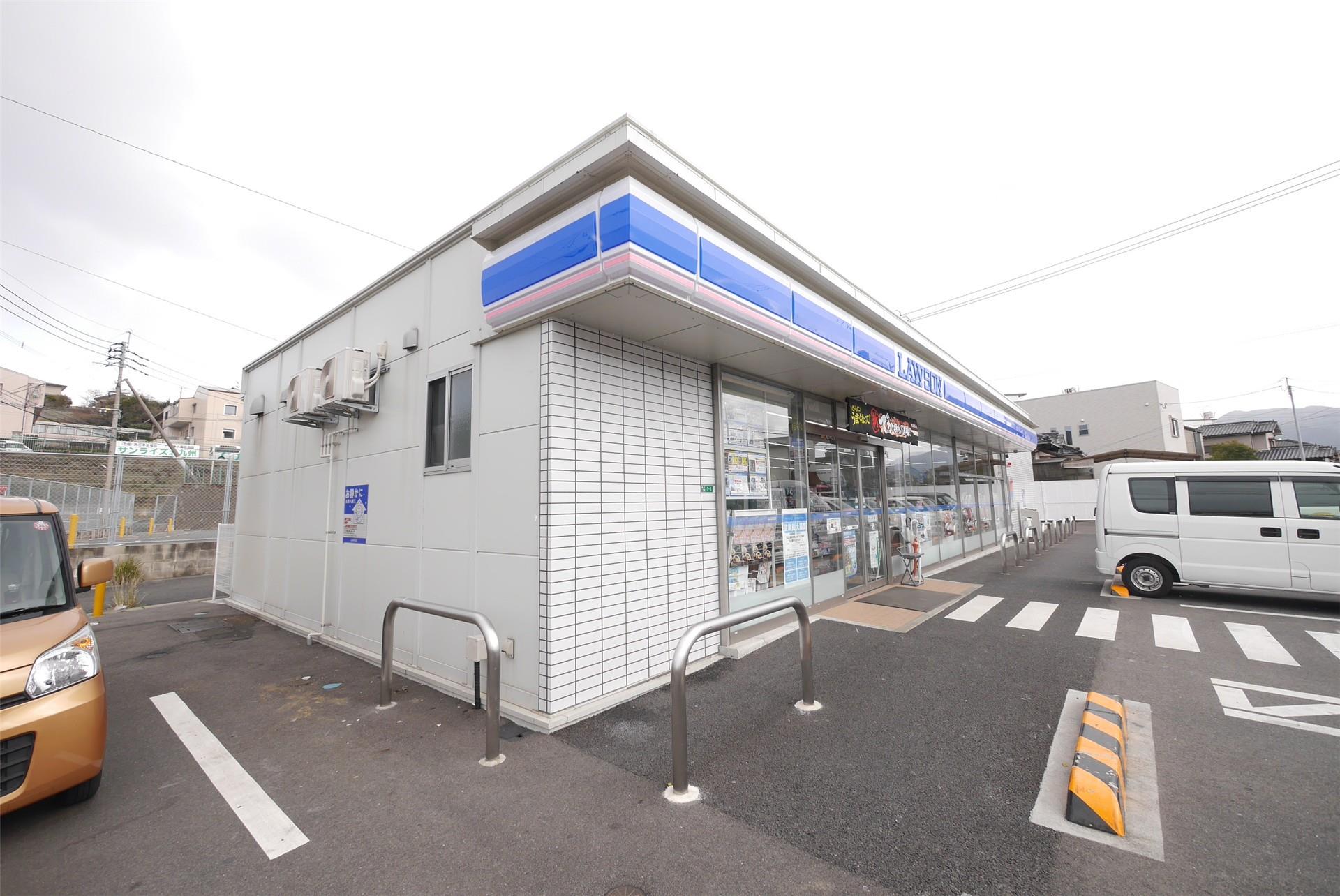 コンビニ　ローソン中間通谷二丁目店（コンビニ）まで810m