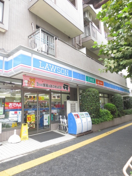 コンビニ　ファミリーマート（コンビニ）まで261m