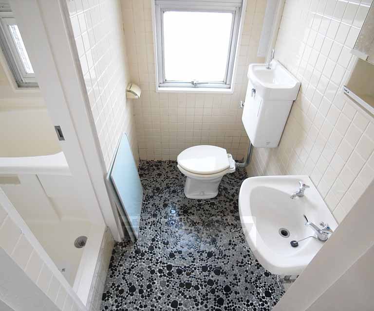 トイレ　トイレと洗面台です。
