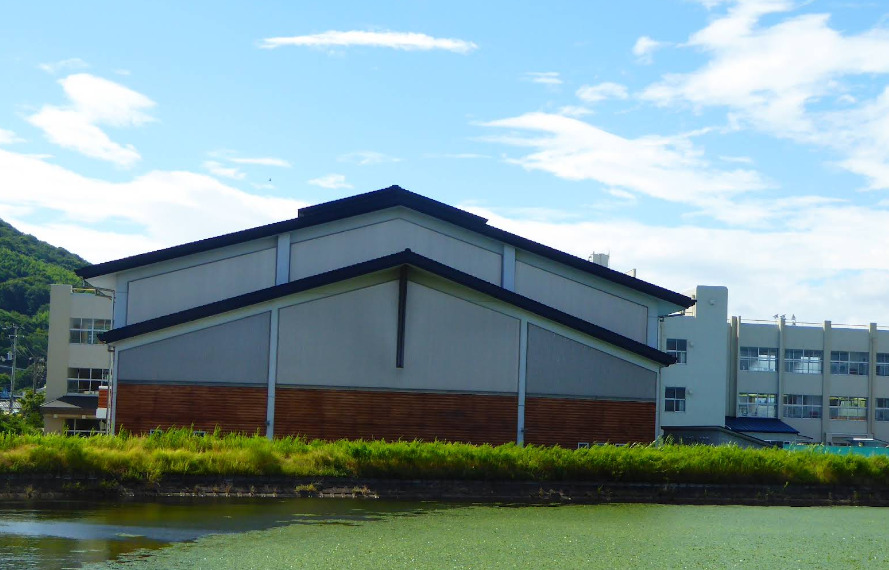 小学校　丸亀市立飯野小学校（小学校）まで126m