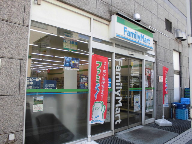 コンビニ　ファミリーマート中川駅前店（コンビニ）まで560m