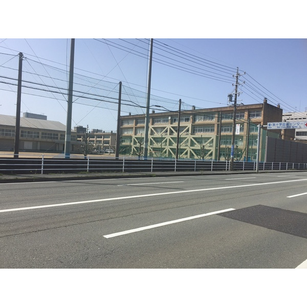 中学校　津市立橋北中学校（中学校）まで437m