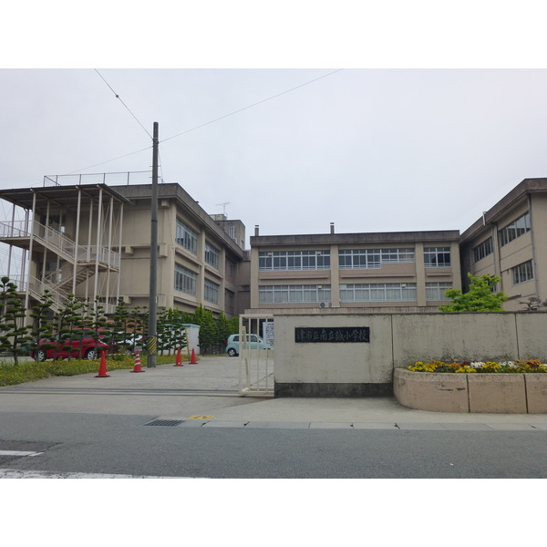 小学校　津市立南立誠小学校（小学校）まで389m