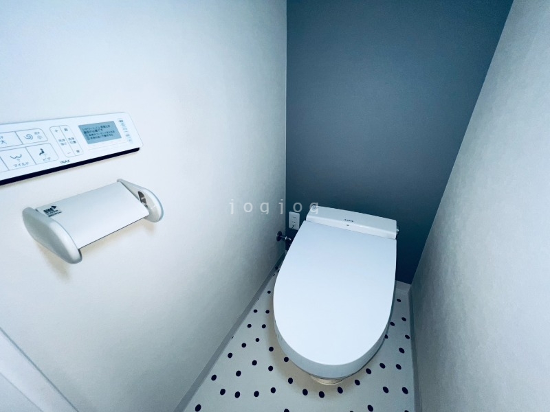 トイレ　嬉しい温水洗浄便座付きのトイレです。