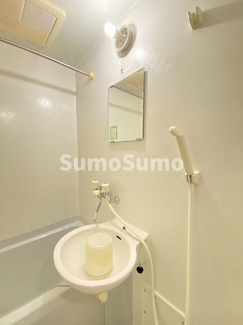 洗面設備　明るい洗面所です